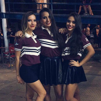 Egresados con su prenda Little Blue